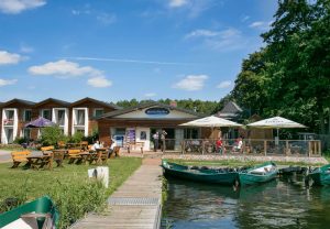 Leckerer Fisch frisch aus dem Räucherofen, Fischerbrötchen und Frischfisch! :: Fischerhof Eldenburg :: Müritzfischer